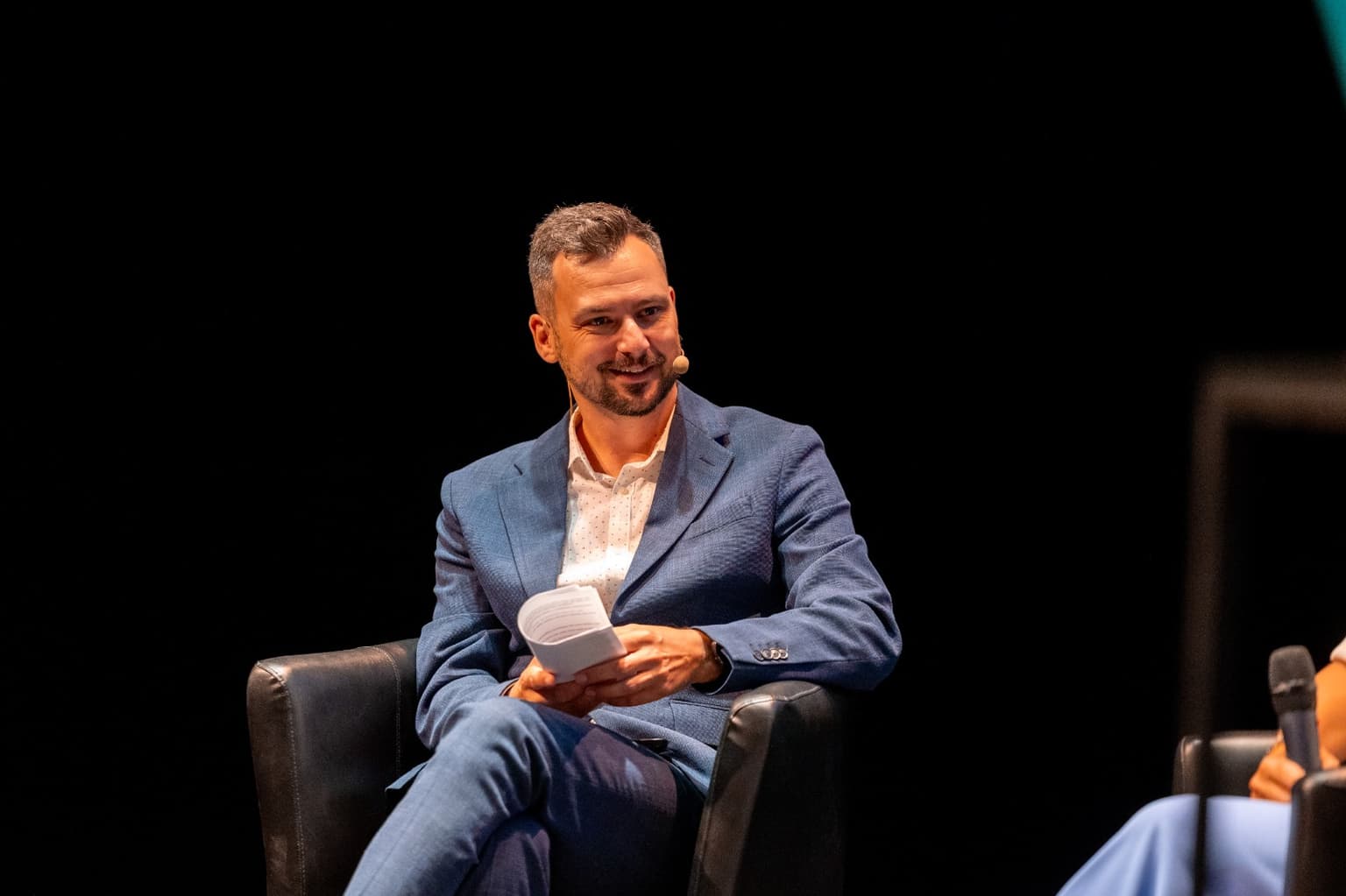 Nicolas De Brabander modereert een panelgesprek op het podium