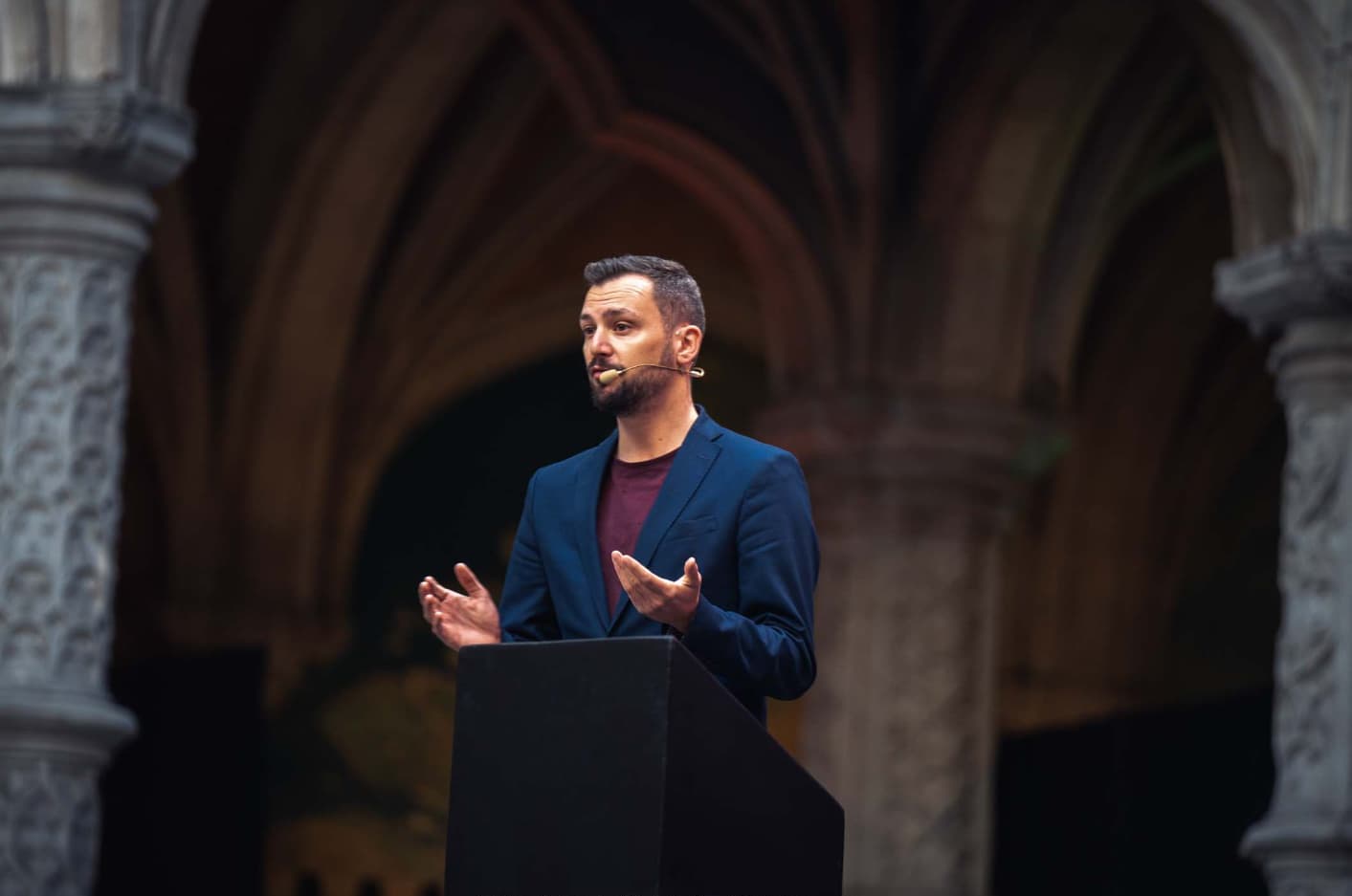 Nicolas De Brabander host van de future of bitcoin conferentie